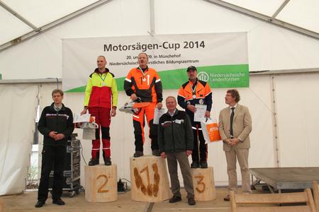 Auf dem Foto "Sieger des Motorsägen-Cups 2014" sind folgende Personen zu sehen: Von links nach rechts: Klaus Jänich (Vize-Präsident der Niedersächsischen Landesforsten), Alexander Frese (Platz 2), Martin Franz (Platz 1), Hans-Ulrich Stolzenburg (Leiter des NFBz), Horst Steindorf (Platz 3), Frank Doods, Staatsekretär im Niedersächsischen Finanzministerium und Mitglied im Verwaltungsrat der Landesforsten / Foto(NLF)