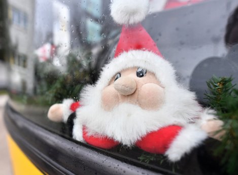 Tram mit Weihnachtsmann_Lang (1).jpg