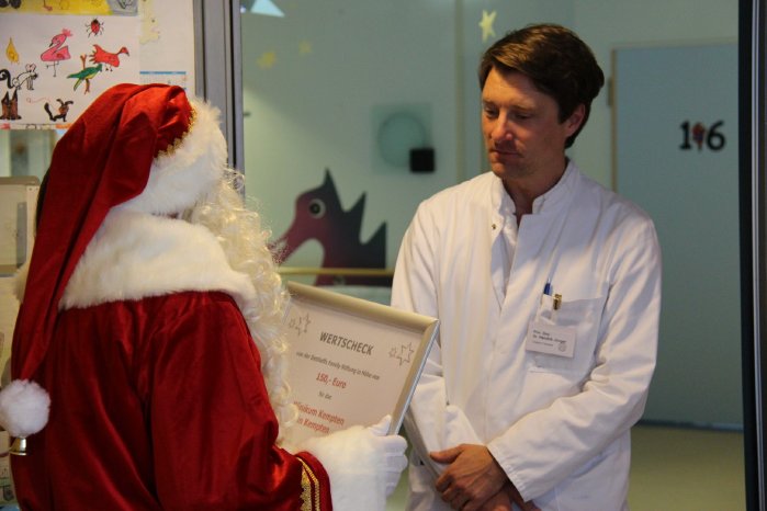 Weihnachtsmann der Dethleffs Family Stiftung auf Tour_im Klinikum Kempten.JPG