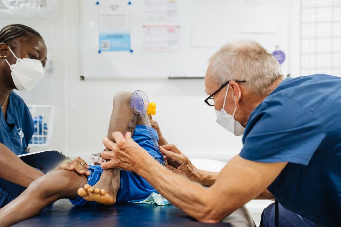 © Mercy Ships_Joseph wird an den Beinen untersucht Bei ihm wurde eine Fehlstellung der Beine kor.jpg