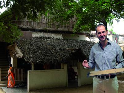 Buchautor Oliver Drewes vor einer Palmblattbibliothek in Indien, wohin er Interessierte zu individuellen Schicksalslesungen begleitet.