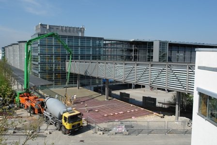 Aktuelle Baumaßnahmen am neuen Eingang Nord-West des Messegeländes München.jpg
