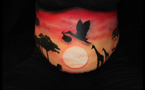 Bodypainting auf einem Babybauch | Foto: Mirko Gerwenat