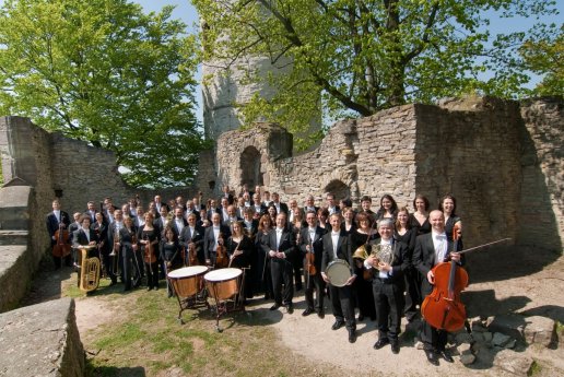 100425 Göttinger Symphonie Orchester 2009 vor Burg klein.JPG