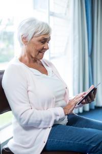 Individuelle digitale Unterstützung stärkt und motiviert Betroffene nach einem Schlaganfall / Bild: adobe Stock
