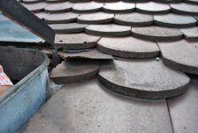 Ein typisches Schadensbild bei Dächern, die „in die Jahre“ gekommen sind: Alte Dachluken werden zu Einfallstoren für Nässe.
