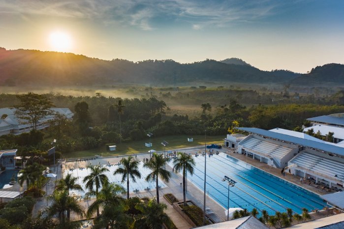 Thanyapura Pool und Hotel Poolwing hinten links, c) Thanyapura.jpg