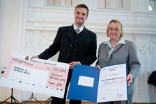 Ministerin Theresia Bauer und Sobek-Forschungspreisträger Prof. Dr. Christian Münz