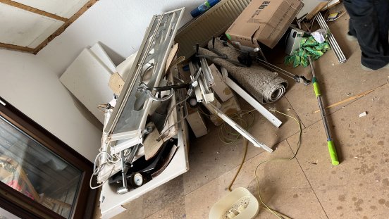 Ein professioneller Schrotthändler kann sowohl kleine als auch größere Mengen Altmetall abholen..jpg