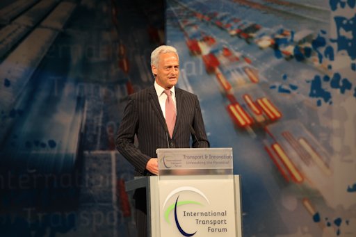 Bundesverkehrsminister-Peter-Ramsauer-eroeffnet-das-Weltverkehrsforum-in-Leipzig[1].jpg