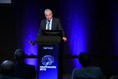 Professor Ralf Gold berichtete über Vorbeugung und Behandlung von Multiple Sklerose (c) DGN/Pflug