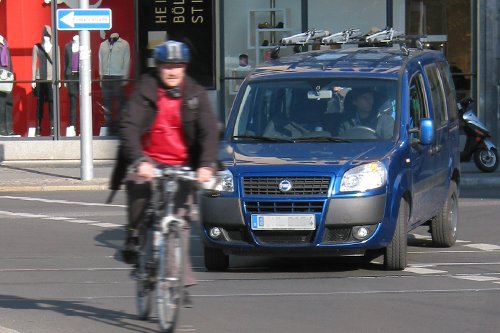 ACE--Fahrradfahrer_und_Autoverkehr_im_engen_Verkehrsraum500x333i.jpg