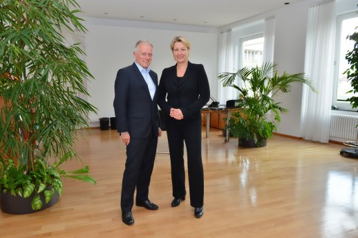 OB Fritz Kuhn und Regionaldirektorin Dr. Nicola Schelling (Foto Stadt Stuttgart, Lorenz) .JPG