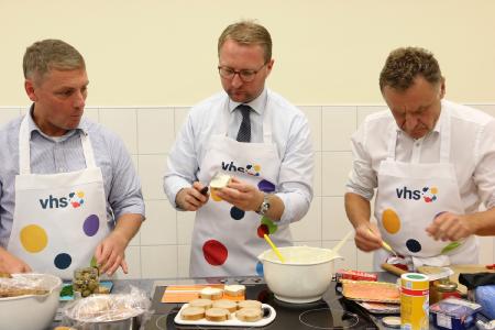 „Bildung kocht“: Unter fachmännischer Anleitung von Birgit Günther versuchen sich Christian Bolduan, Dr. Jens Mischak und Thomas Schaumberg an der Zubereitung herzhafter Canapés. Fotos: Gaby Richter