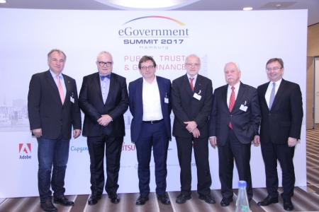 Gewinner und Laudatoren des diesjährigen „eGovernment Summit“ (Foto: Vogel IT-Medien/Vera Nicolic)