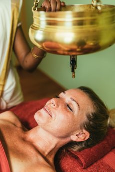 Ayurveda Stirnguss Hotel Fontana_Foto Pauline Bonnke (35).jpg