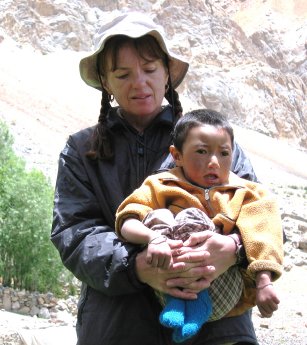 Karola mit Tibet-Kind.jpg