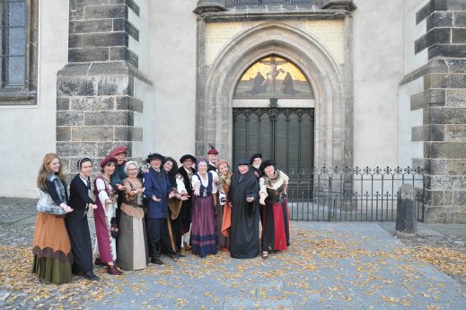 Herzlich willkommen in Lutherstadt Wittenber_Stadtführer begrüßen Gäste vor der Thesentür© Touri.JPG