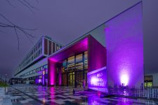 Das Klinikum erstrahlt in Lila (Bildquelle: Markus Kümmerle, Städtisches Klinikum Karlsruhe)