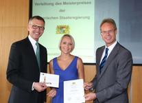 Meisterpreis der Bayerischen Staatsregierung: Überreichung durch IHK-Präsident Dirk von Vopelius (li.) und Dr. Gert Bruckner, Ministerialdirigent im Bayerischen Wirtschaftsministerium (re.) an Kristina Schmehr (Bild 1), Sebastian Reichhart (Bild 2) und Jasmin Johnscher (Bild 3) / Foto: IHK Nürnberg / Kurt Fuchs