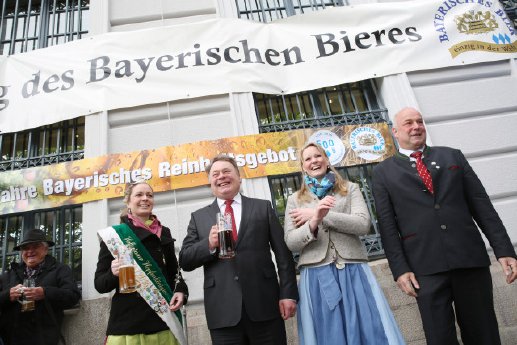 Hopfenkönigin-Anna-Rossmeier_Staatsminister-Helmut-Brunner_-Bayer-Bierkönigin-Marlene-Speck.jpg