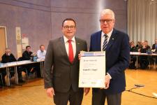 Kammerpräsident Klaus Hofmann (links) ehrt Rudolf H. Vogel (rechts) mit der Goldenen Ehrennadel der Handwerkskammer. Copyright: Handwerkskammer