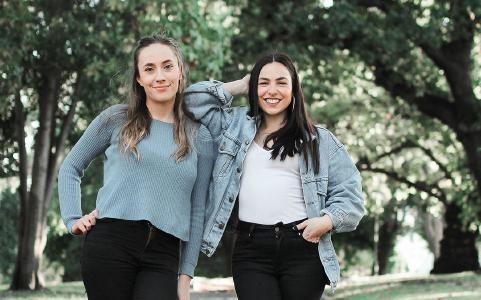 Michaela Jones (links) und Melissa Tracina podcasten auf „Social JustUs“
© Foto: Adventist Record