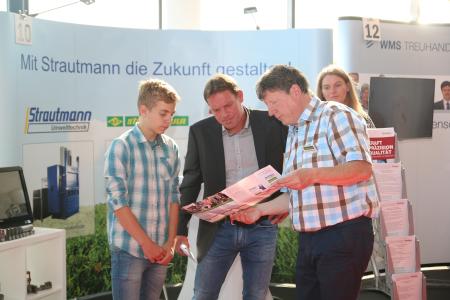 Ein wichtiges Ziel der Messe: Aussteller und Besucher erörtern in persönlichen Gesprächen gemeinsam Karriere- und Weiterbildungsmöglichkeiten. Foto: Barlag