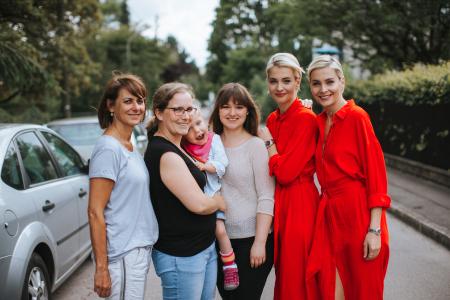 Julia und Nina Meise (34), Junge Frau: nestwärme ZeitSchenkerin Melissa Schulz, Mädchen: Léa H. (6 Jahre), Eltern Steffen und Antje H. Foto: Esther Jansen Fotographie