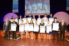 Die besten Meisterinnen und Meister aus den 16 geprüften Berufen stellten sich in der Feierstunde dem Fotografen / Foto: Rittelmann