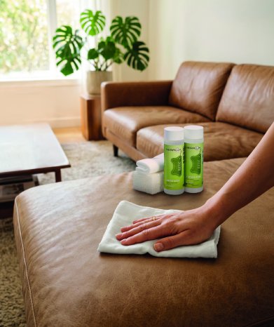 Hand wischt Ledersofa mit P-Set.jpg