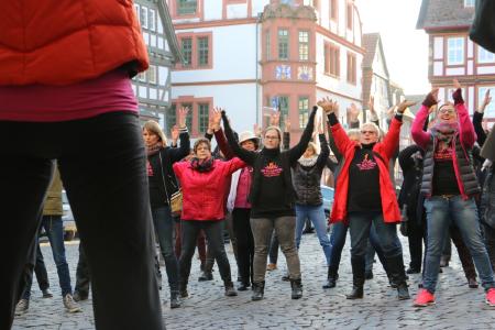 Der zweite Tanzstreik fand 2017 ebenfalls auf dem Alsfelder Marktplatz statt – in diesem Jahr soll dort wieder tanzend auf die Gewalt gegen Frauen und Mädchen aufmerksam gemacht werden / Foto: Gaby Richter