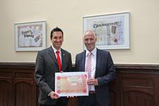 breakfast4kids-Vorsitzender Achim Monnartz (rechts) bedankt sich und plant schon ein frisches und gesundes Schulfrühstück (Foto: actimonda)