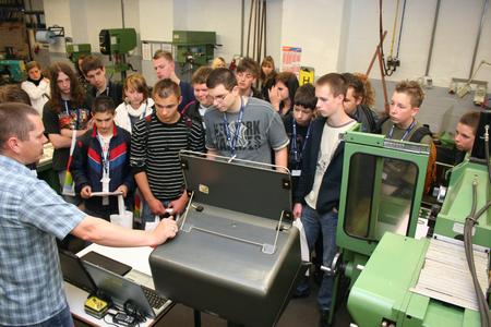 Über die Ausbildung zum Lasertechnik-Assistenten informierte die Be-rufsbildenden Schule II Aurich. Foto: HWK