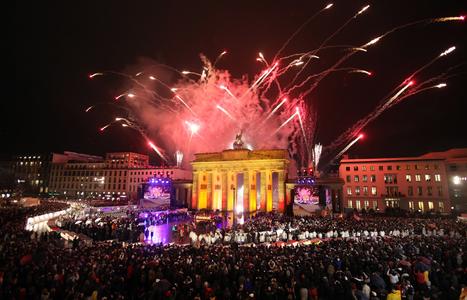 Für die Ewigkeit festgehalten: Das wiedervereinigte Deutschland feierte 2009 das 20jährige Jubiläum des Mauerfalls. Quelle: picture alliance / Photoshot
