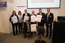 Die Preisträger des ersten DeviceMed Awards zur Compamed haben am Abend des ersten Messetages ihre Trophäen von Chefredakteur Peter Reinhardt überreicht bekommen