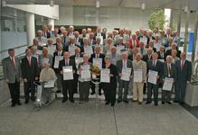 Goldene Meister 2012 aus Heidelberg und Umgebung zusammen mit Präsident Walter Tschischka (erste Reihe, rechts außen), Vizepräsident Alois Jöst (erste Reihe, 2.v.l), Vizepräsident Martin Sättele (erste Reihe, 1.v.li), Ehrenvizepräsident Gerhard Höfler (dritte Reihe, rechts außen) sowie Hauptgeschäftsführer Dieter Müller (letzte Reihe, 4.v.re.) und die Obermeisterinnen und Obermeistern der geehrten Berufe zu sehen
