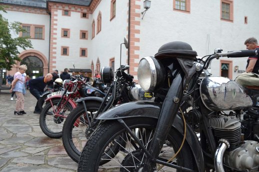 Historische Motorräder zur Schlösser- und Burgenfahrt im Schlosshof von Schloss Augustusburg (c).jpg