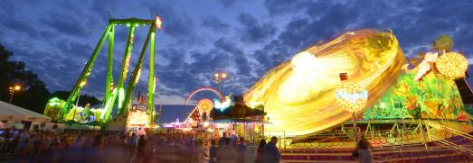 Beim Gäubodenvolksfest in Straubing hat es Tradition, dass viele der modernsten, besten, schnellsten, atemberaubendsten und unterhaltsamsten Fahrgeschäfte Europas die Gäste verwöhnen. Foto: Fotowerbung Bernhard