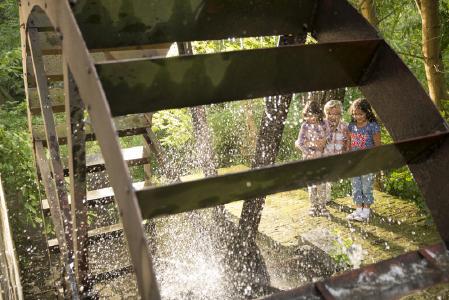 Das Naturparkzentrum Gynmicher Mühle bietet mit seinem Wassererlebnispark Spaß für Groß und Klein.