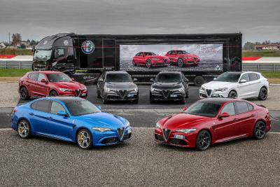 Beim Alfa Romeo Driving Academy Event sind Modelle der jüngsten Generation des Automobilherstellers vertreten. Seit 2014 fertigt Pirelli maßgeschneiderte Reifen für die Erstausrüstung zahlreicher Alfa Romeo Fahrzeuge, darunter Modelle der Produktfamilie P Zero