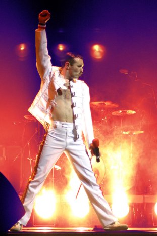 081117 Night of Queen_Gary Mullen als Freddie.jpg