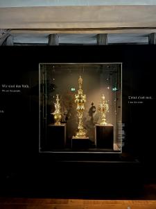 Präsentation der Huldigungspokale in der neuen Dauerausstellung