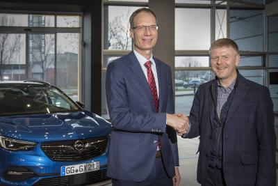 Auf gute Zusammenarbeit: Opel CEO Michael Lohscheller und Alexandre Sorel, CEO von Opel Vauxhall Finance (rechts) vor einem Opel Grandland X