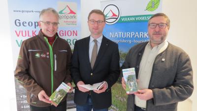 Der neue Veranstaltungskalender der Region ist da! Hartmut Greb (Geopark), Erster Kreisbeigeordneter Dr. Jens Mischak und Rudolf Frischmuth (Naturpark) wollen Lust machen auf Ausflüge in den Vogelsberg / Foto: Susanne Jost, Vogelsbergkreis