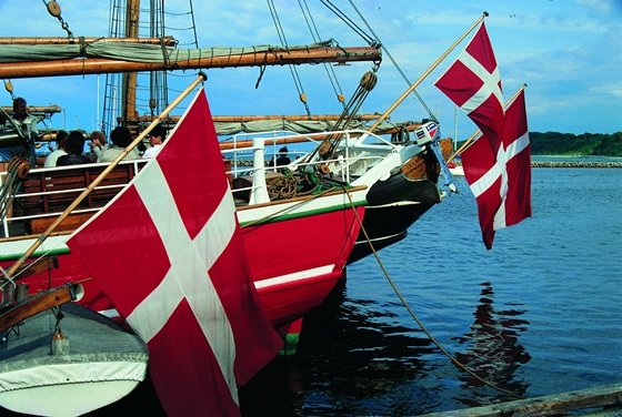 Kiel_singlereisende_segeln_holzschiffe-mit-daenischen-flaggen-1.jpg