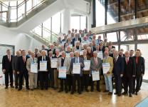 Zu einem Gruppenbild stellten sich die Goldenen Meister 2016 mit den Innungsobermeistern sowie Präsident Alois Jöst (erste Reihe 3. von rechts), den Vizepräsidenten Klaus Hofmann (erste Reihe 3. von links), Martin Sättele (erste Reihe links), Ehrenvizepräsident Gerhard Höfler (erste Reihe 2. von rechts) sowie den Vorstandsmitgliedern Dietmar Clysters  (erste Reihe rechts) und Kreishandwerksmeister Markus Franz (zweite Reihe 2. von rechts) / Bild: Thomas Raffler