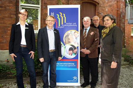 Die Jugendhilfe der Region Hannover hat eine neue Außenstelle in Sehnde: Teamleiterin Melanie Nolte sowie Teamleiter Matthias Möller vom Fachbereich Jugend der Region Hannover, Sehndes Bürgermeister Carl Jürgen Lehrke, Erwin Jordan, Dezernent für soziale Infrastruktur der Region Hannover, sowie Alisa Bach, Leiterin Fachbereich Jugend der Region Hannover (v.l.n.r.), bei der feierlichen Eröffnung