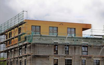 Holzbau auf Beton: Beim BV Freistil in Schwabing hat Züblin Timber auf die vier Betonbaukörper jeweils ein Penthouse in Holzrahmenbauart gesetzt, dessen Fassade ein natürliches INTHERMO Holzfaser-WDVS ummantelt. Foto: Achim Zielke für INTHERMO, Ober-Ramstadt; www.inthermo.de