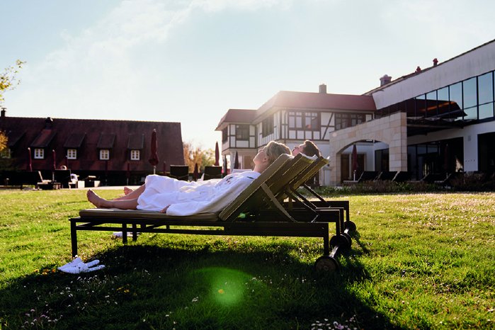 Wald&SchlosshotelFriedrichsruhe_Liegewiese.jpg